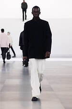 ディオール 2025年冬メンズコレクション - 華麗さから簡潔さへ、男性服の歩みを研ぎ澄ます｜写真22