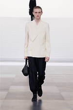 ディオール 2025年冬メンズコレクション - 華麗さから簡潔さへ、男性服の歩みを研ぎ澄ます｜写真24