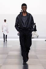 ディオール 2025年冬メンズコレクション - 華麗さから簡潔さへ、男性服の歩みを研ぎ澄ます｜写真26