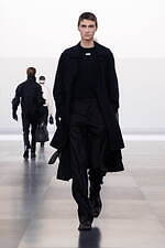 ディオール 2025年冬メンズコレクション - 華麗さから簡潔さへ、男性服の歩みを研ぎ澄ます｜写真28