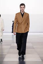 ディオール 2025年冬メンズコレクション - 華麗さから簡潔さへ、男性服の歩みを研ぎ澄ます｜写真35