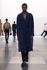 ディオール 2025年冬メンズコレクション - 華麗さから簡潔さへ、男性服の歩みを研ぎ澄ます｜写真45