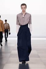 ディオール 2025年冬メンズコレクション - 華麗さから簡潔さへ、男性服の歩みを研ぎ澄ます｜写真46