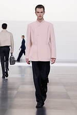 ディオール 2025年冬メンズコレクション - 華麗さから簡潔さへ、男性服の歩みを研ぎ澄ます｜写真48