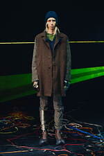 アンダーカバーの2025年秋冬メンズコレクション - 退廃と洗練に交わる架空のフォークロア｜写真43