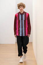 コム デ ギャルソン・シャツ 2025年秋冬コレクション - 色彩のリズム、大胆なデフォルメ｜写真18