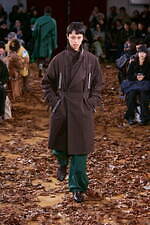 キコ・コスタディノフ 2025年秋冬メンズコレクション - 存在を取り巻くものと有機的な造形｜写真1