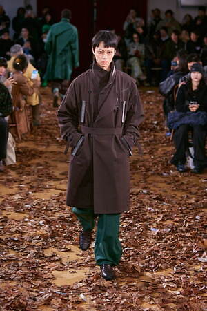 キコ・コスタディノフ 2025年秋冬メンズコレクション - 存在を取り巻くものと有機的な造形｜写真1