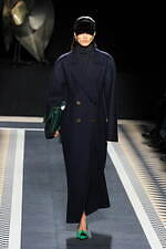 ランバン 2025年秋冬コレクション - ピーター・コッピングのデビューショー、現代生活のシックさ｜写真13