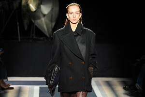 ランバン 2025年秋冬コレクション - ピーター・コッピングのデビューショー、現代生活のシックさ