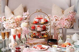 ホテル インターコンチネンタル 東京ベイ「苺×桜」アフタヌーンティー、桜の花びら風ぷるぷるジュレも｜写真1