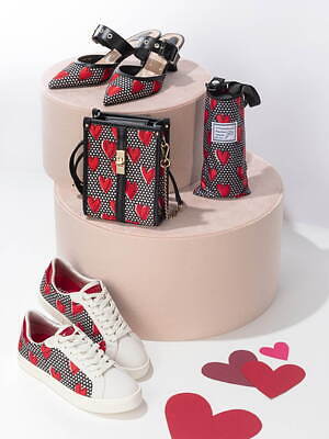 ダイアナ“切り抜きハート”パンプス＆真っ赤なハート柄スニーカーなど25年バレンタインシューズ｜写真1