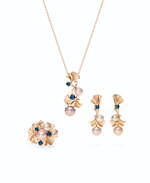 ニナ リッチ25年春夏ジュエリー、パール×サファイアの花ネックレス＆リボンリング｜写真1