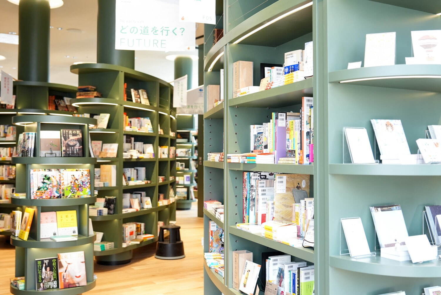 丸善ジュンク堂書店の新業態「マグマブックス」本と出会う編集型書棚や半個室を備えた体験型店舗｜写真1