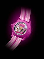 スウォッチ×ブランパン“鮮やかピンク”の腕時計、ウミウシが姿を現す機械式ムーブメント｜写真7