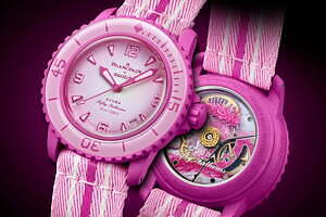 スウォッチ×ブランパン“鮮やかピンク”の腕時計、ウミウシが姿を現す機械式ムーブメント
