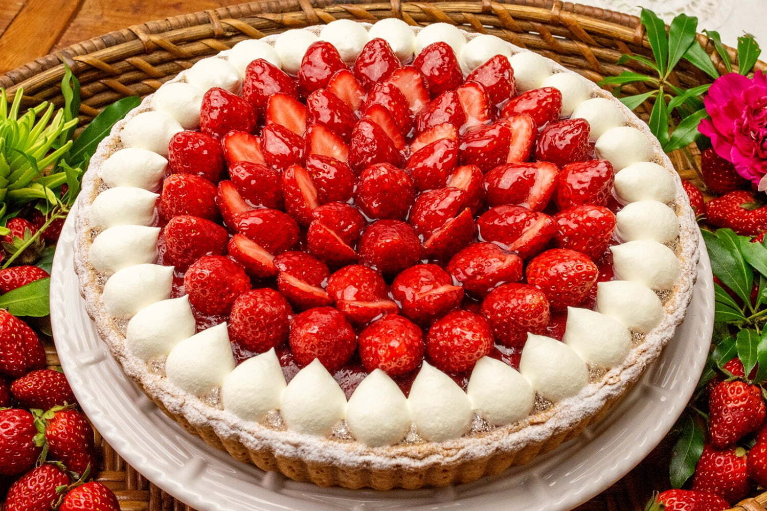 キル フェ ボンの25年バレンタイン、“みずみずしいイチゴ×重厚テリーヌショコラ”の限定タルト