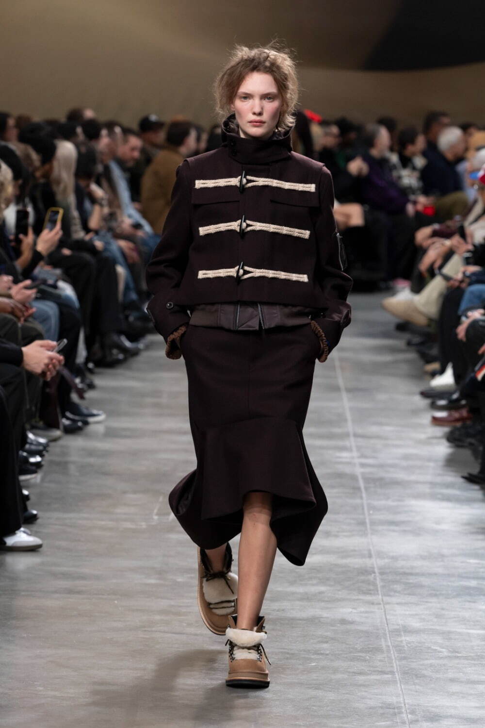 sacai 2025年秋冬コレクション - 素材の豊かさと大胆なシルエットが織りなすダイナミズム｜写真33