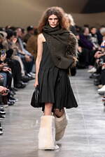 sacai 2025年秋冬コレクション - 素材の豊かさと大胆なシルエットが織りなすダイナミズム｜写真3