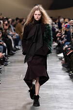 sacai 2025年秋冬コレクション - 素材の豊かさと大胆なシルエットが織りなすダイナミズム｜写真5