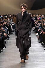 sacai 2025年秋冬コレクション - 素材の豊かさと大胆なシルエットが織りなすダイナミズム｜写真7