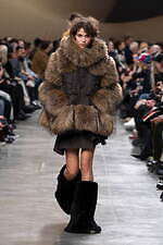 sacai 2025年秋冬コレクション - 素材の豊かさと大胆なシルエットが織りなすダイナミズム｜写真10