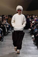 sacai 2025年秋冬コレクション - 素材の豊かさと大胆なシルエットが織りなすダイナミズム｜写真12