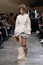 sacai 2025年秋冬コレクション - 素材の豊かさと大胆なシルエットが織りなすダイナミズム｜写真14