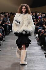 sacai 2025年秋冬コレクション - 素材の豊かさと大胆なシルエットが織りなすダイナミズム｜写真16