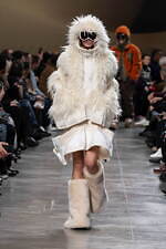 sacai 2025年秋冬コレクション - 素材の豊かさと大胆なシルエットが織りなすダイナミズム｜写真18