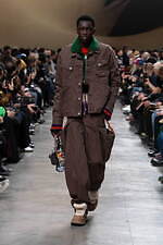 sacai 2025年秋冬コレクション - 素材の豊かさと大胆なシルエットが織りなすダイナミズム｜写真20