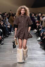 sacai 2025年秋冬コレクション - 素材の豊かさと大胆なシルエットが織りなすダイナミズム｜写真23