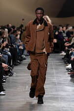 sacai 2025年秋冬コレクション - 素材の豊かさと大胆なシルエットが織りなすダイナミズム｜写真28