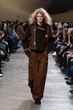 sacai 2025年秋冬コレクション - 素材の豊かさと大胆なシルエットが織りなすダイナミズム｜写真29