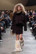 sacai 2025年秋冬コレクション - 素材の豊かさと大胆なシルエットが織りなすダイナミズム｜写真30