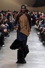 sacai 2025年秋冬コレクション - 素材の豊かさと大胆なシルエットが織りなすダイナミズム｜写真34