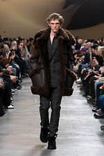 sacai 2025年秋冬コレクション - 素材の豊かさと大胆なシルエットが織りなすダイナミズム｜写真35