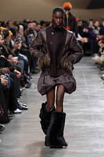 sacai 2025年秋冬コレクション - 素材の豊かさと大胆なシルエットが織りなすダイナミズム｜写真38