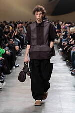 sacai 2025年秋冬コレクション - 素材の豊かさと大胆なシルエットが織りなすダイナミズム｜写真43