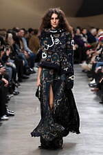 sacai 2025年秋冬コレクション - 素材の豊かさと大胆なシルエットが織りなすダイナミズム｜写真48