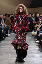 sacai 2025年秋冬コレクション - 素材の豊かさと大胆なシルエットが織りなすダイナミズム｜写真49