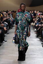 sacai 2025年秋冬コレクション - 素材の豊かさと大胆なシルエットが織りなすダイナミズム｜写真50