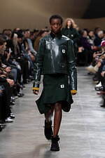 sacai 2025年秋冬コレクション - 素材の豊かさと大胆なシルエットが織りなすダイナミズム｜写真53