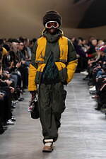 sacai 2025年秋冬コレクション - 素材の豊かさと大胆なシルエットが織りなすダイナミズム｜写真57