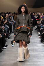 sacai 2025年秋冬コレクション - 素材の豊かさと大胆なシルエットが織りなすダイナミズム｜写真58