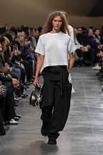 sacai 2025年秋冬コレクション - 素材の豊かさと大胆なシルエットが織りなすダイナミズム｜写真62