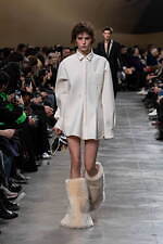 sacai 2025年秋冬コレクション - 素材の豊かさと大胆なシルエットが織りなすダイナミズム｜写真63