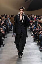 sacai 2025年秋冬コレクション - 素材の豊かさと大胆なシルエットが織りなすダイナミズム｜写真64