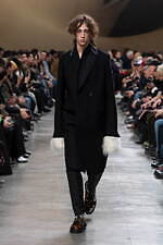 sacai 2025年秋冬コレクション - 素材の豊かさと大胆なシルエットが織りなすダイナミズム｜写真68