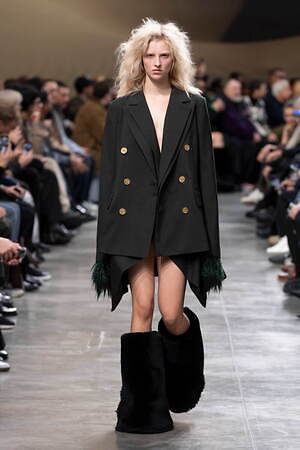 sacai 2025年秋冬コレクション - 素材の豊かさと大胆なシルエットが織りなすダイナミズム｜写真4